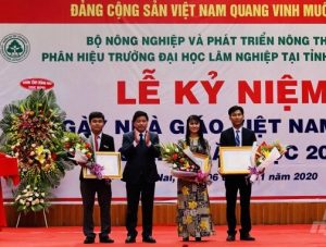 Trao Bằng khen của Bộ trưởng Bộ NN&PTNT cho các thầy cô giáo của Nhà trường có thành tích xuất sắc trong năm qua