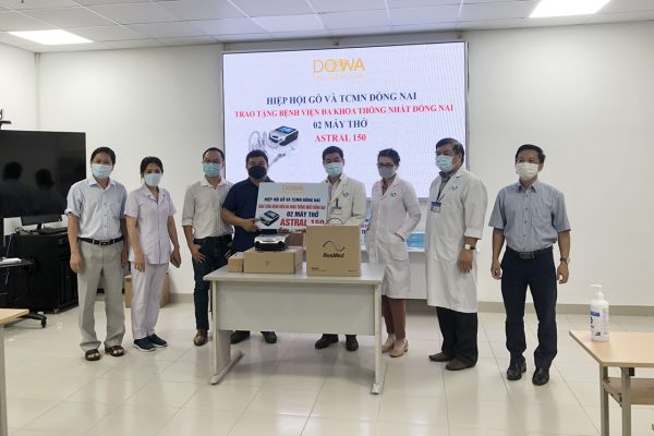 DOWA trao tặng Bệnh biện đa khoa Thống Nhất Đồng Nai 02 máy thở hỗ trợ công tác điều trị bệnh nhân nhiễm COVID .