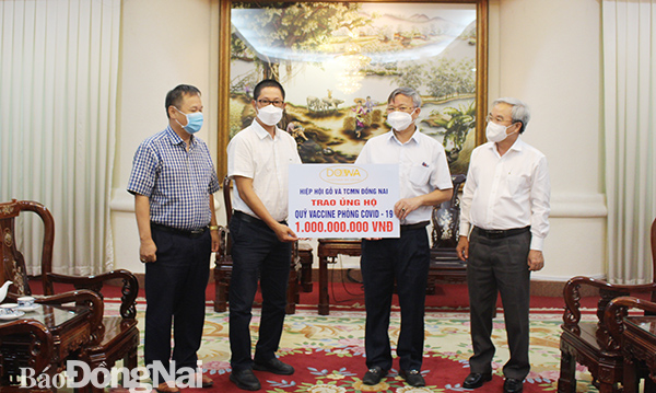 Chủ tịch UBND tỉnh và Chủ tịch Ủy ban MTTQ Việt Nam tỉnh tiếp nhận quỹ vaccine phòng, chống dịch covid-19