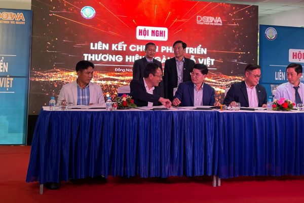 Các hiệp hội sản xuất gỗ địa phương Đồng Nai, TP. HCM, Bình Dương, Bình Định và Hiệp hội Gỗ và lâm sản Việt Nam ký kết hợp tác phát triển thương hiệu gỗ Việt.