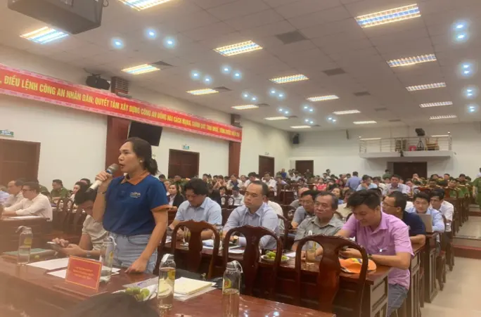 Bà Nguyễn Thi Kim Phượng- Ủy viên Ban Kiểm tra Hiệp hội Gỗ và thủ công mỹ nghệ Đồng Nai phát biểu về những khó khăn, bất cập của DN